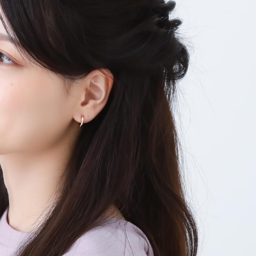 K10 レトロイヤリング 着用例 横向き|繊細な柄が光を受けて柔らかく煌めく