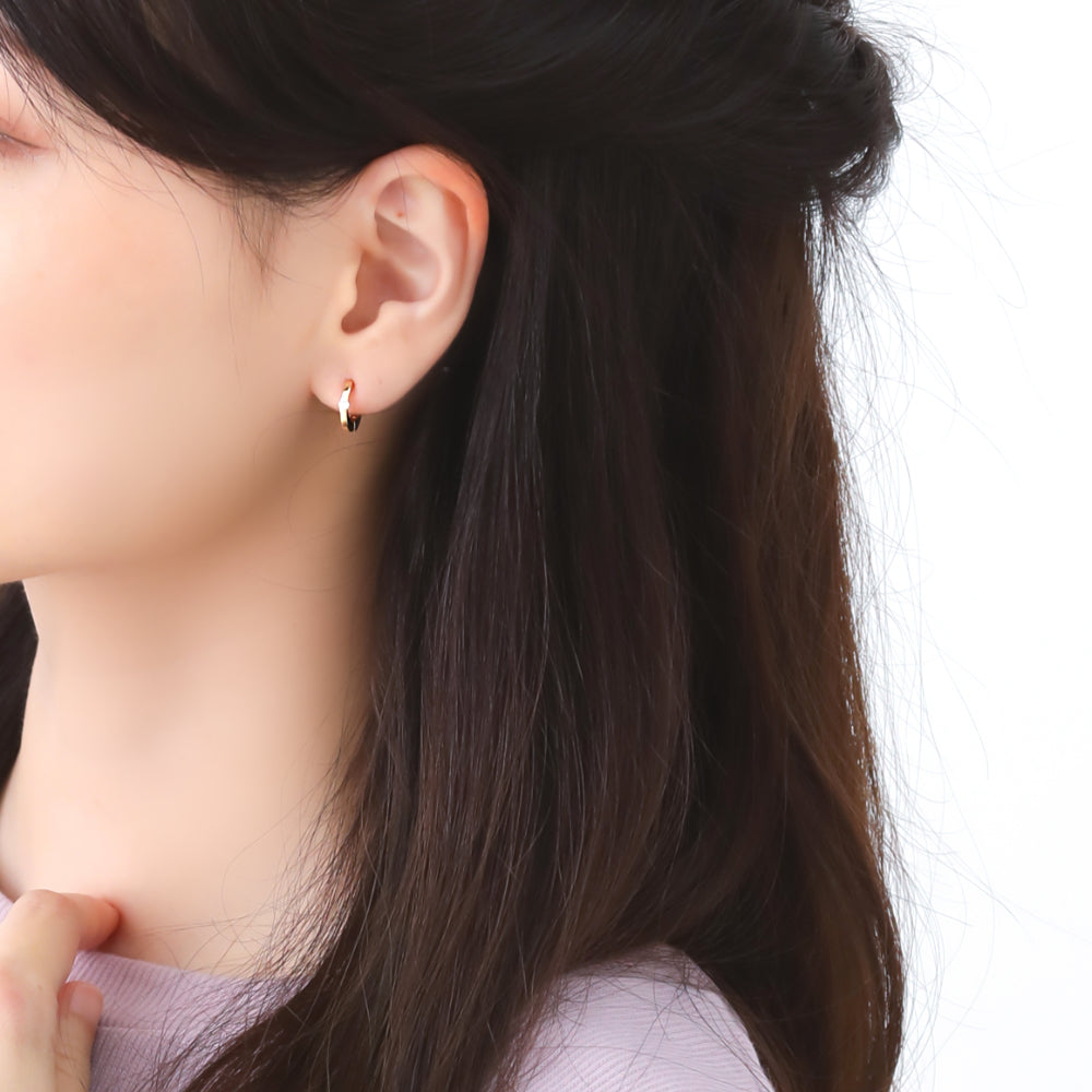 K10ライト イヤリング 着用アップ|小ぶりなサイズ感がオフィスやフォーマルにも活躍