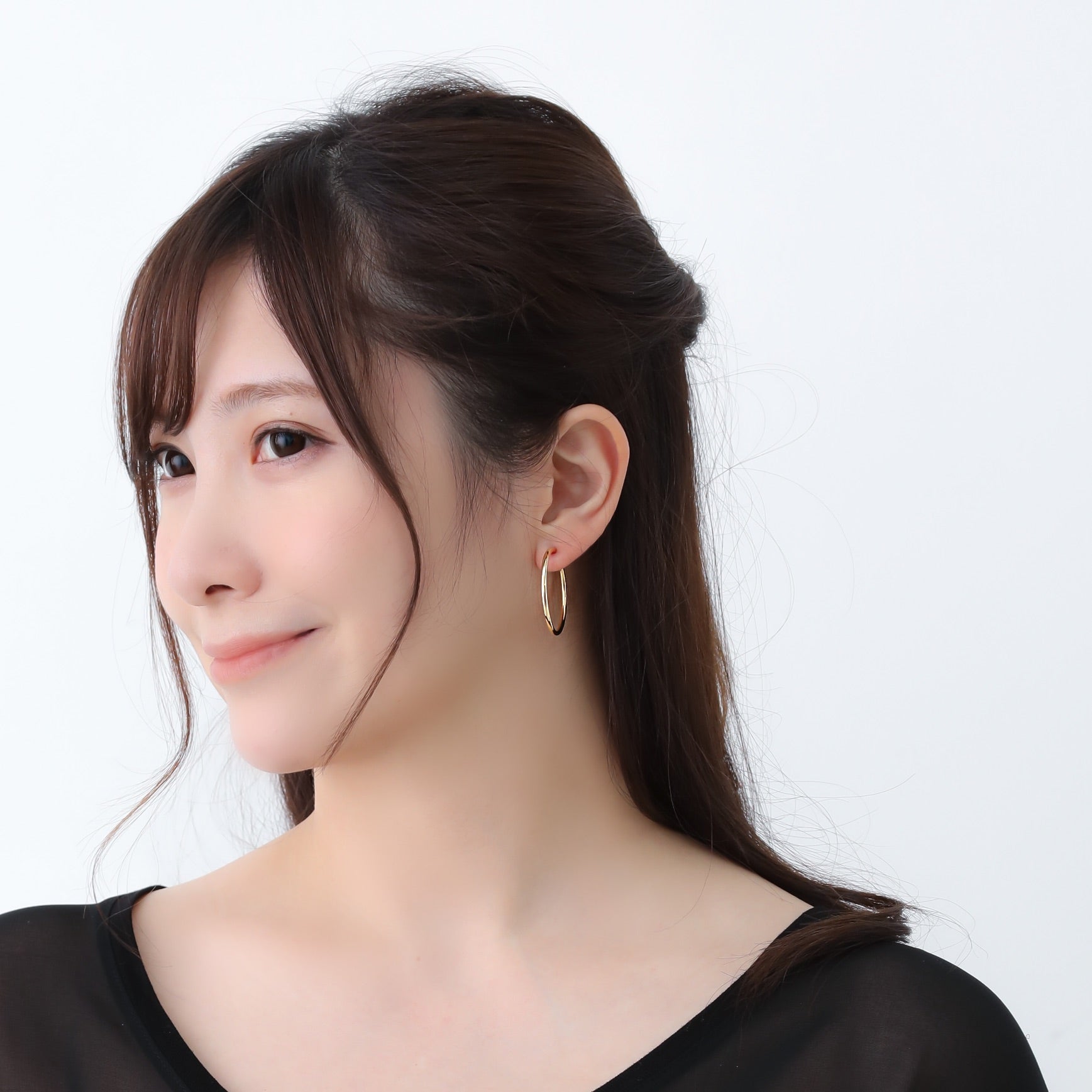 山梨県甲府市で製作された MITURE イヤリング モデル着用|毎日使える上質ジュエリー
