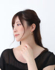 K18 Moon 2×30mm イヤリング モデル着用|大きめサイズで小顔効果も演出