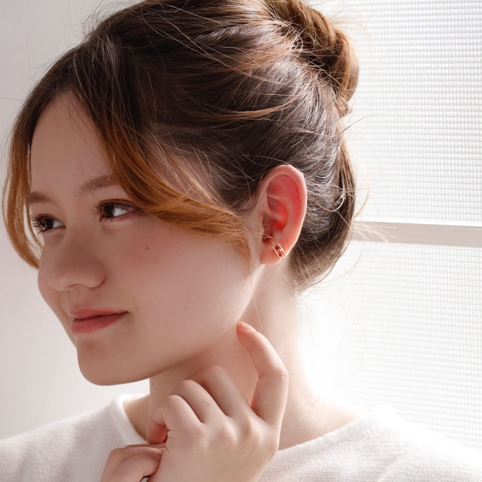 山梨県甲府市で作られた MITURE イヤーカフ モデル着用|洗練された大人の印象に