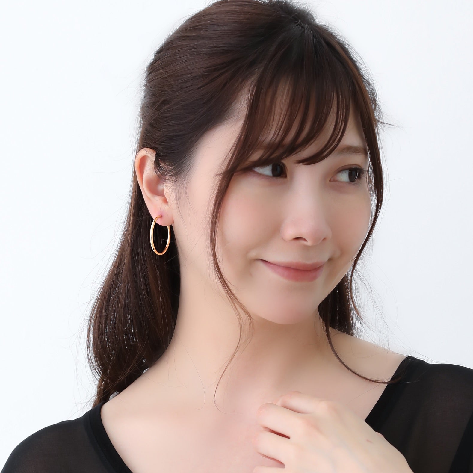 K18 Moon 2×30mm ピアス モデル着用|大きめフープが印象的な耳元を演出