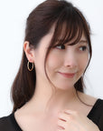 K18 Moon 2×30mm ピアス モデル着用|大きめフープが印象的な耳元を演出