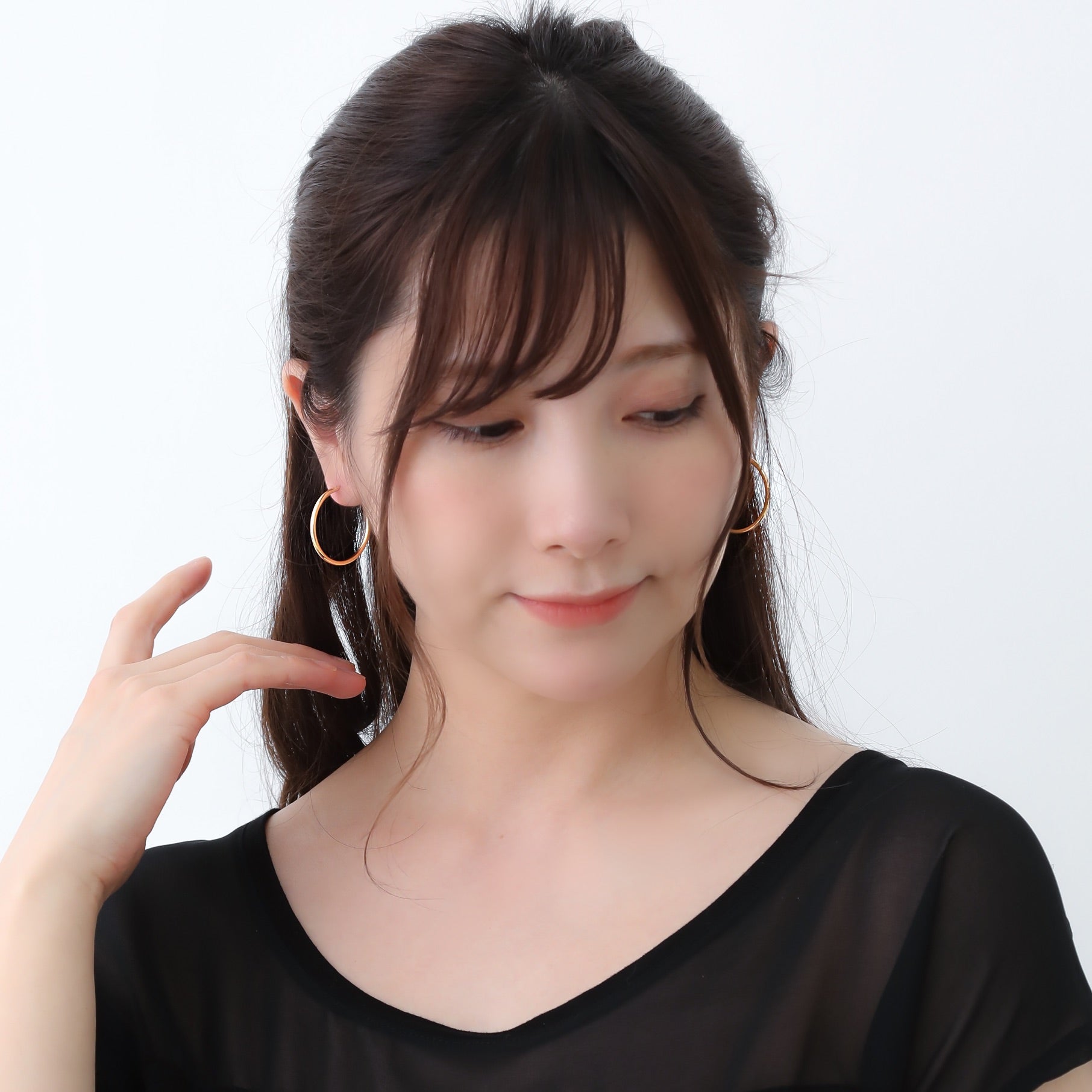 山梨県甲府市で製作された MITURE ピアス モデル着用|毎日の装いを格上げ