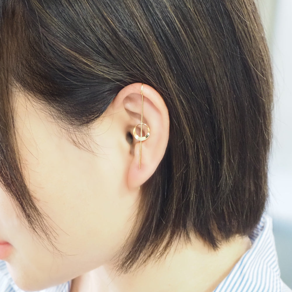 K18 フルムーン イヤーラップピアス モデル着用|耳に沿う滑らかなカーブが顔まわりをすっきりと見せる