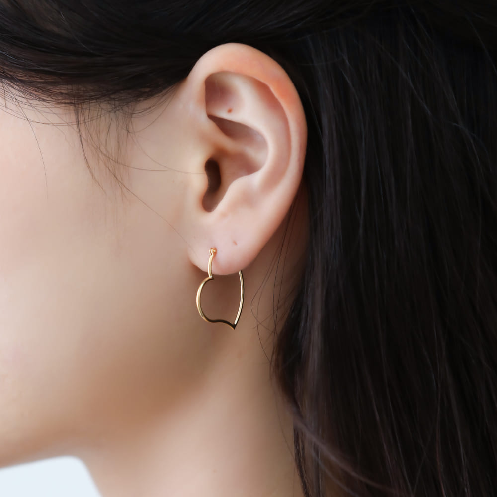 山梨県甲府市で製作された MITUREピアス 着用カット|上品でかわいい、大人の耳元アクセント