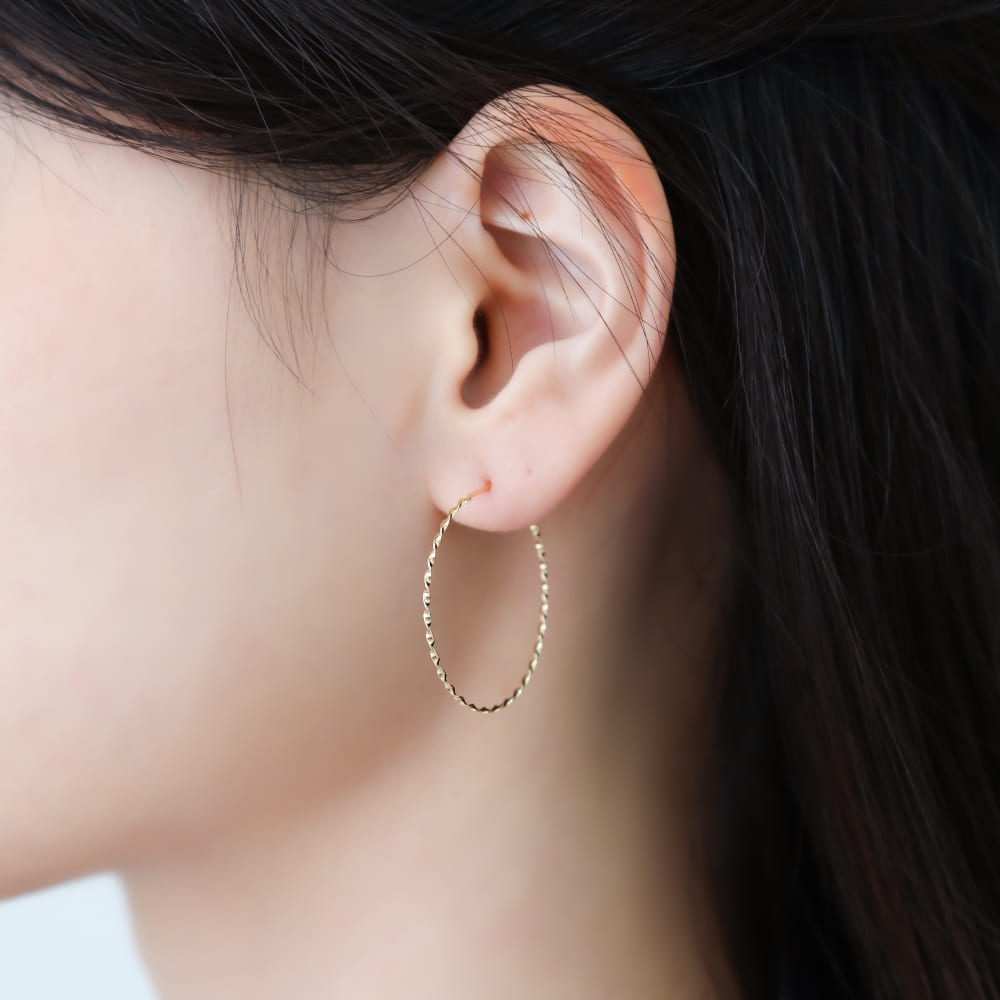 spiral フープピアス 着用例 横から|丸みのあるカーブが顔周りを優しく包む