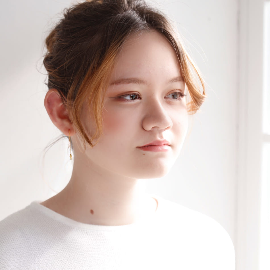 K24 dressy チェーンピアス モデル着用|動くたびに揺れるチェーンが女性らしさを引き立てる