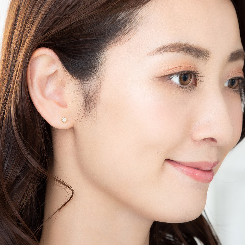 K18 Sirius/シリウス ダイヤモンド0.2ct ピアス モデル着用|耳元で控えめに輝く一粒ダイヤが上品