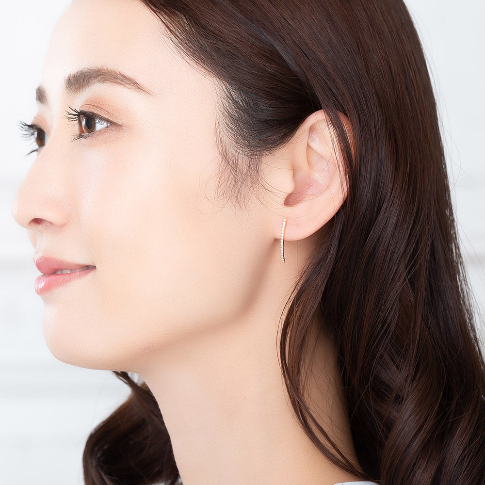 K18 straight line ピアス モデル着用|縦のラインが顔まわりをシャープに見せる