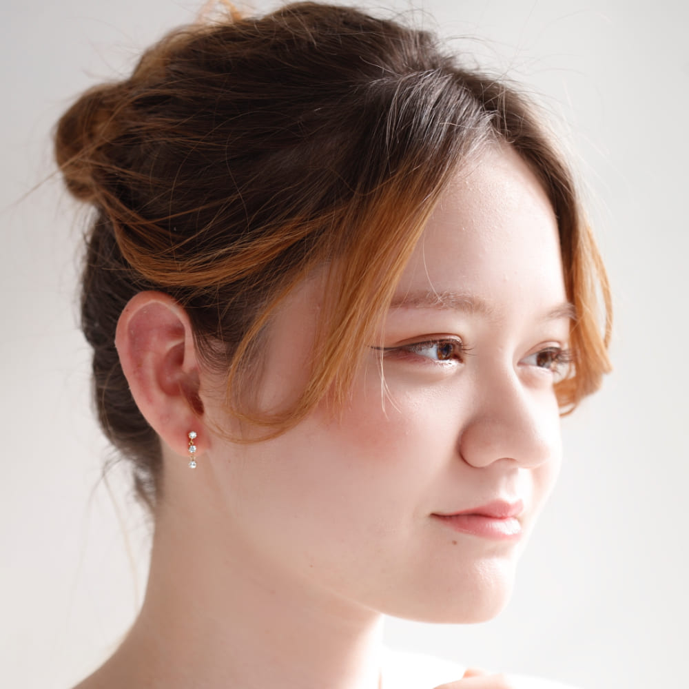 MITURE ダイヤモンド 3石ピアス モデル着用 |揺れるダイヤが耳元に上品な華やかさを添える着用例