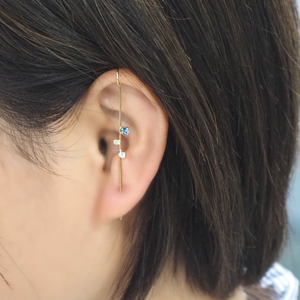 K18 ブルースター イヤーラップピアス モデル着用|耳元を華やかに彩るブルーの天然石が印象的