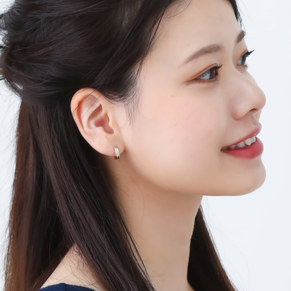 K18・プラチナ コンビピアス 着用例|ツヤ感のある美しいラインが自然光に映える