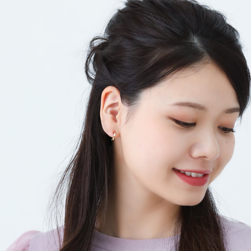 山梨県甲府市で製作されたK10イヤリング 着用例|ミニマルで洗練された印象のジュエリー