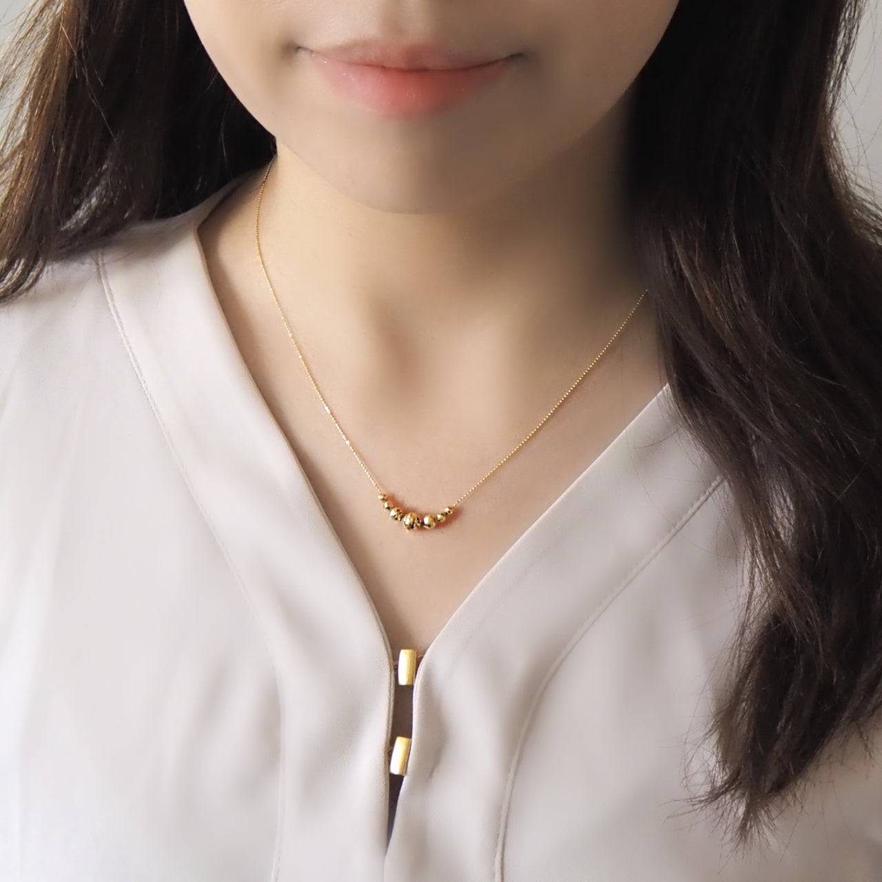 MITURE ハニカムネックレス 着用例|シンプルなスタイリングにも華やかさをプラス
