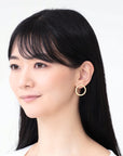K18 Maru/まるピアス モデル着用|耳元に視線が集まる華やかなスタイル