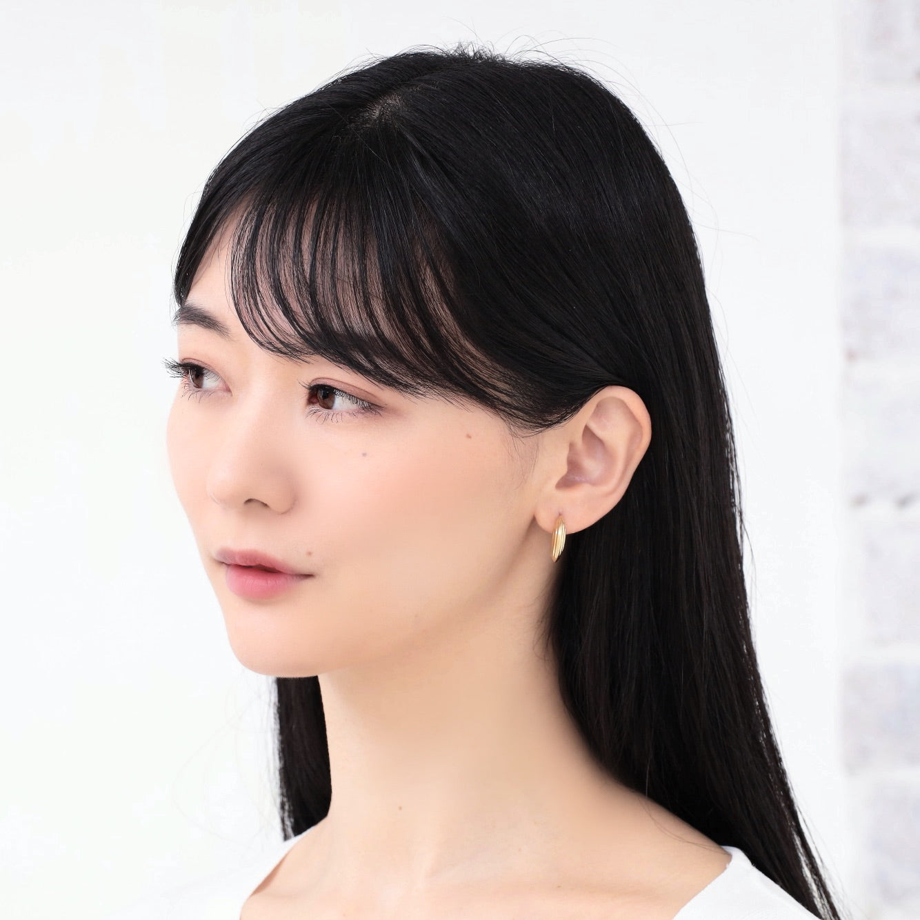 K18 cacao ピアス モデル着用|ボリューム感と縦ラインが顔まわりを華やかに演出
