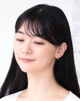 山梨県甲府市製 K18 ピアス モデル着用|マットな仕上げが大人の落ち着きを演出