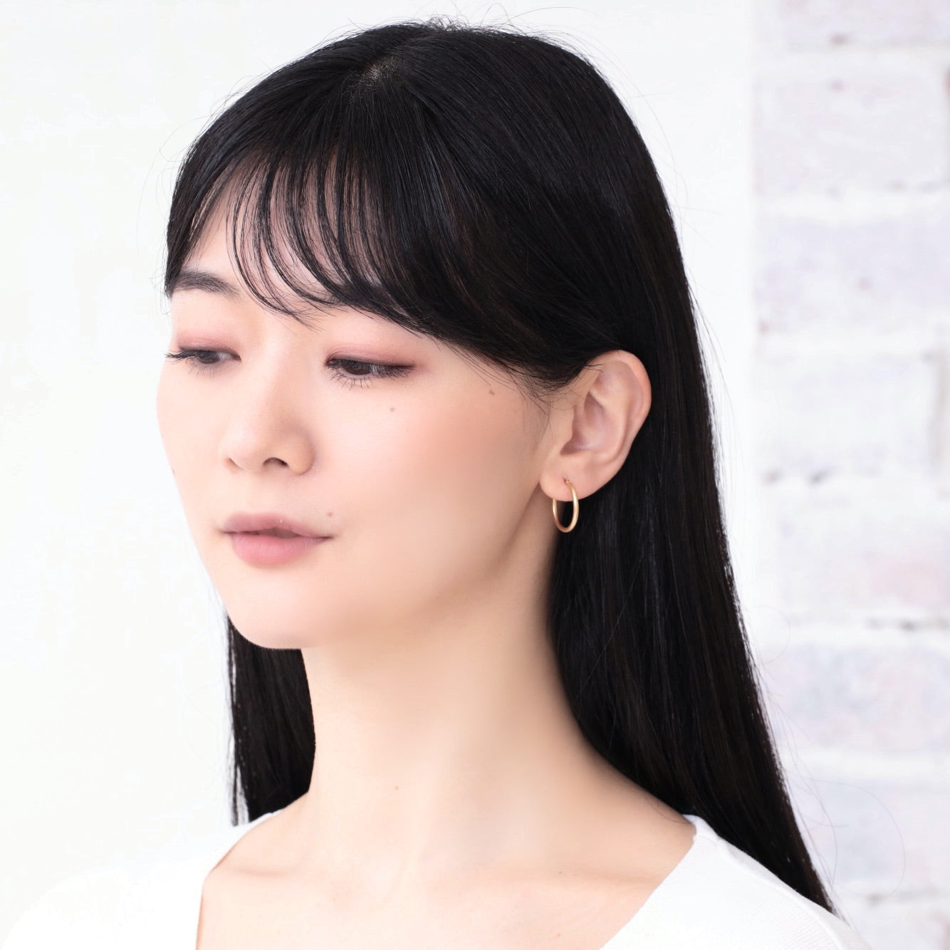 山梨県甲府市で製作された MITURE ピアス モデル着用|ワンランク上の大人に似合うジュエリー