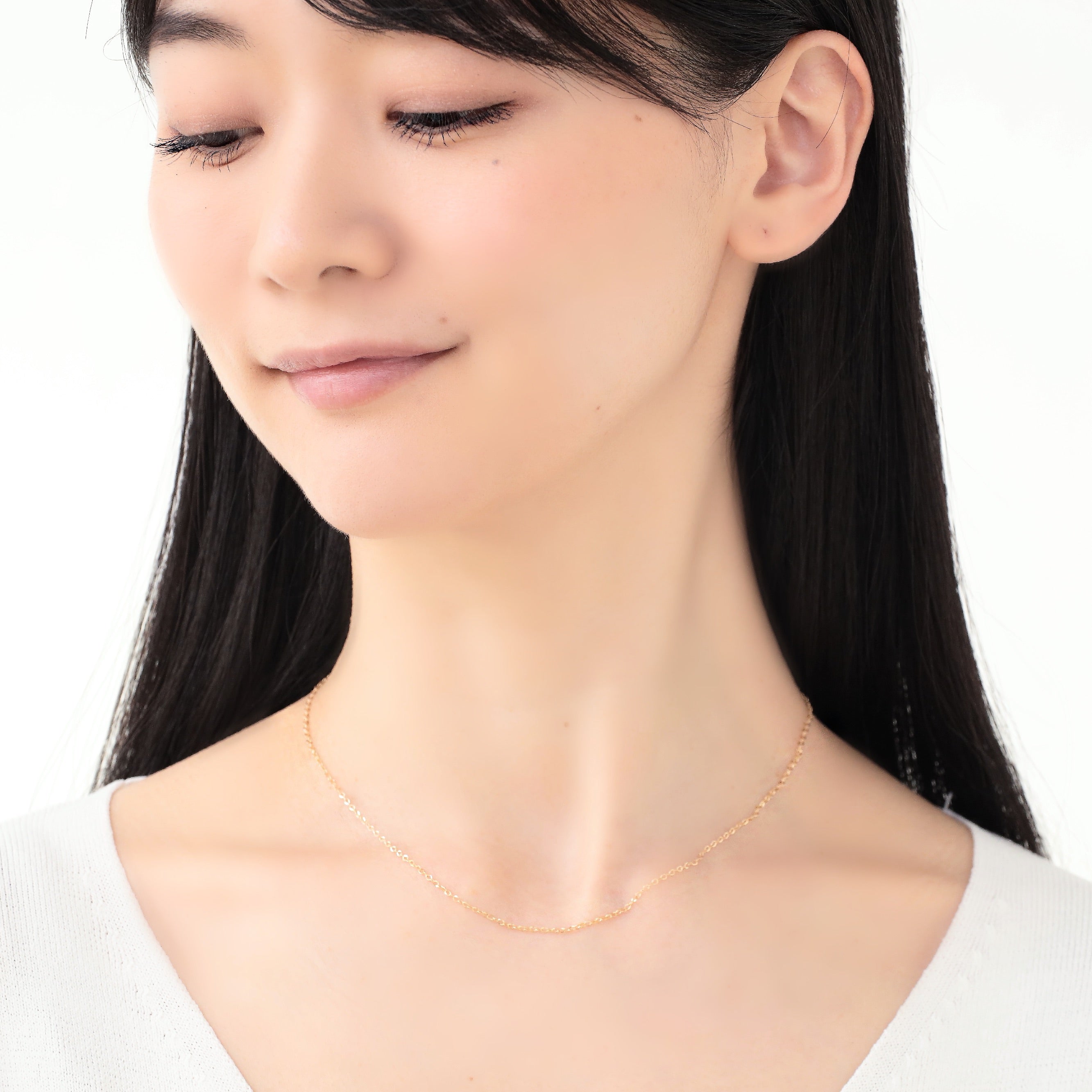 K18 Uroko/ウロコ ネックレス 40cm モデル着用|首元に沿う40cmの長さで上品な輝きを演出