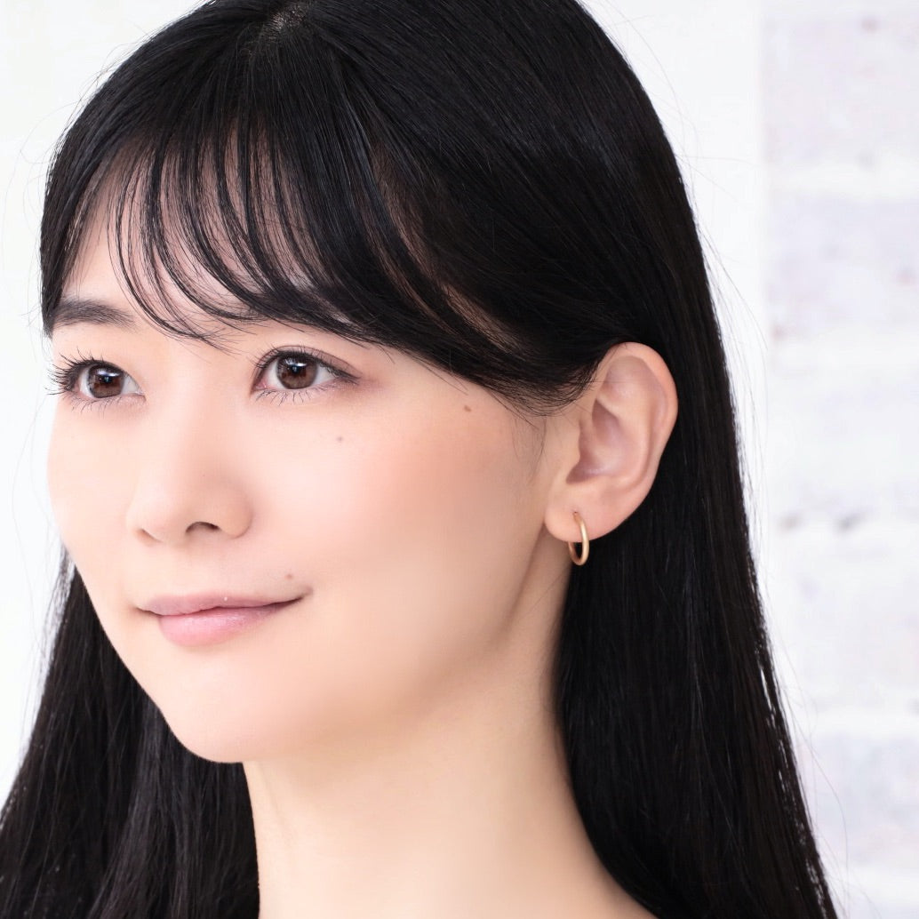 K18 Moon ピアス モデル着用|小ぶりで上品な艶消しゴールドが耳元を飾る