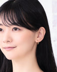 K18 Moon ピアス モデル着用|小ぶりで上品な艶消しゴールドが耳元を飾る