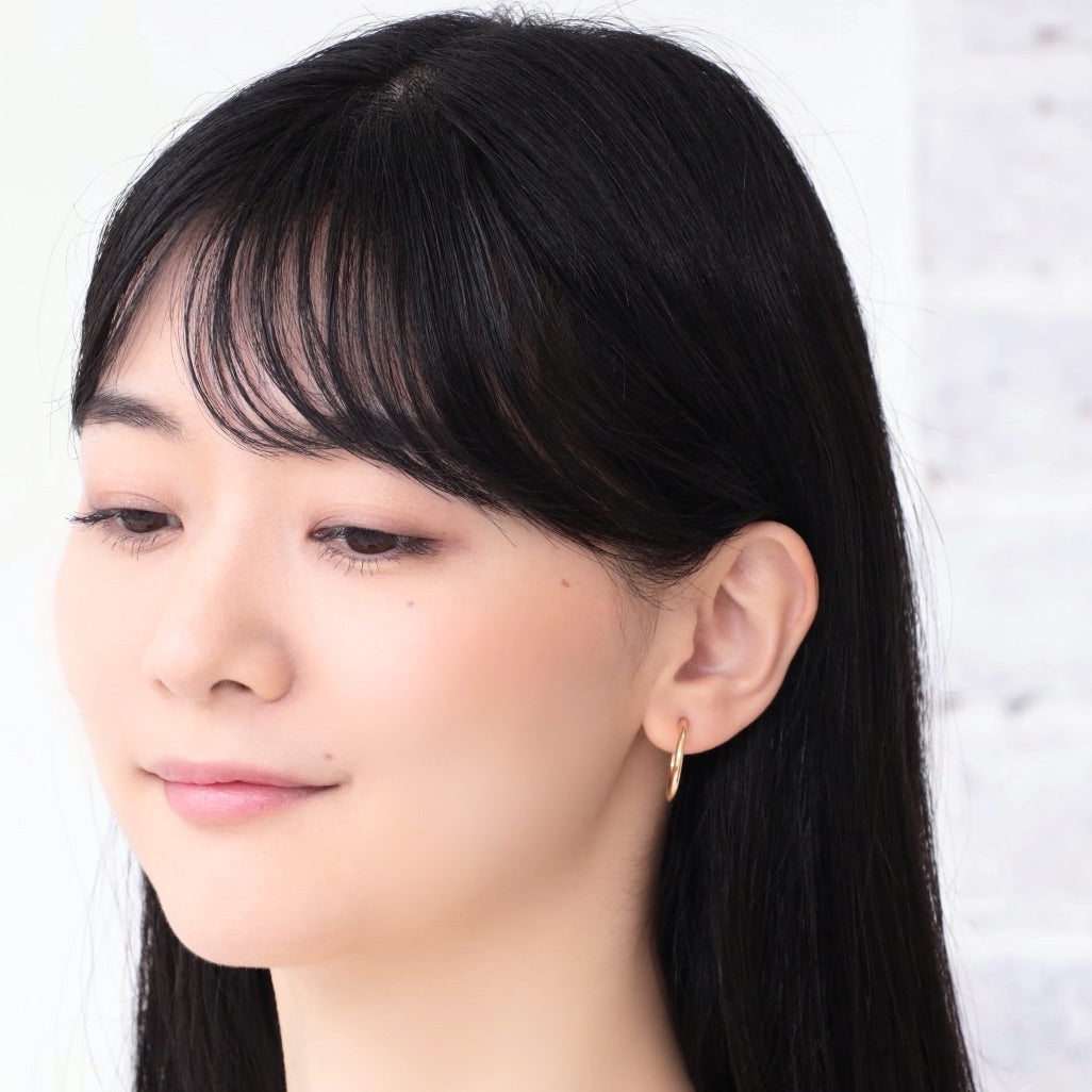 山梨県甲府市で製作された MITURE イヤリング モデル着用|洗練された大人のためのジュエリー