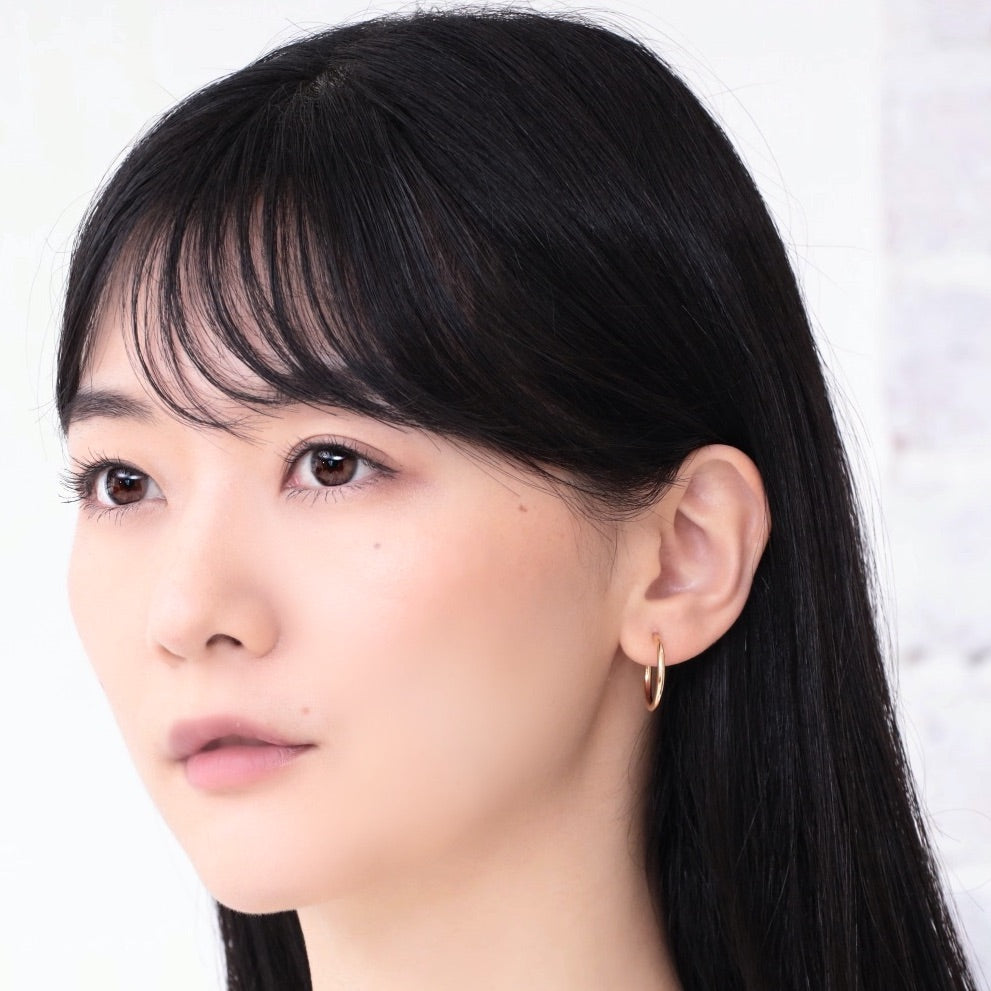 K18 Moon ピアス 着用カット|流行に左右されないデザインが魅力