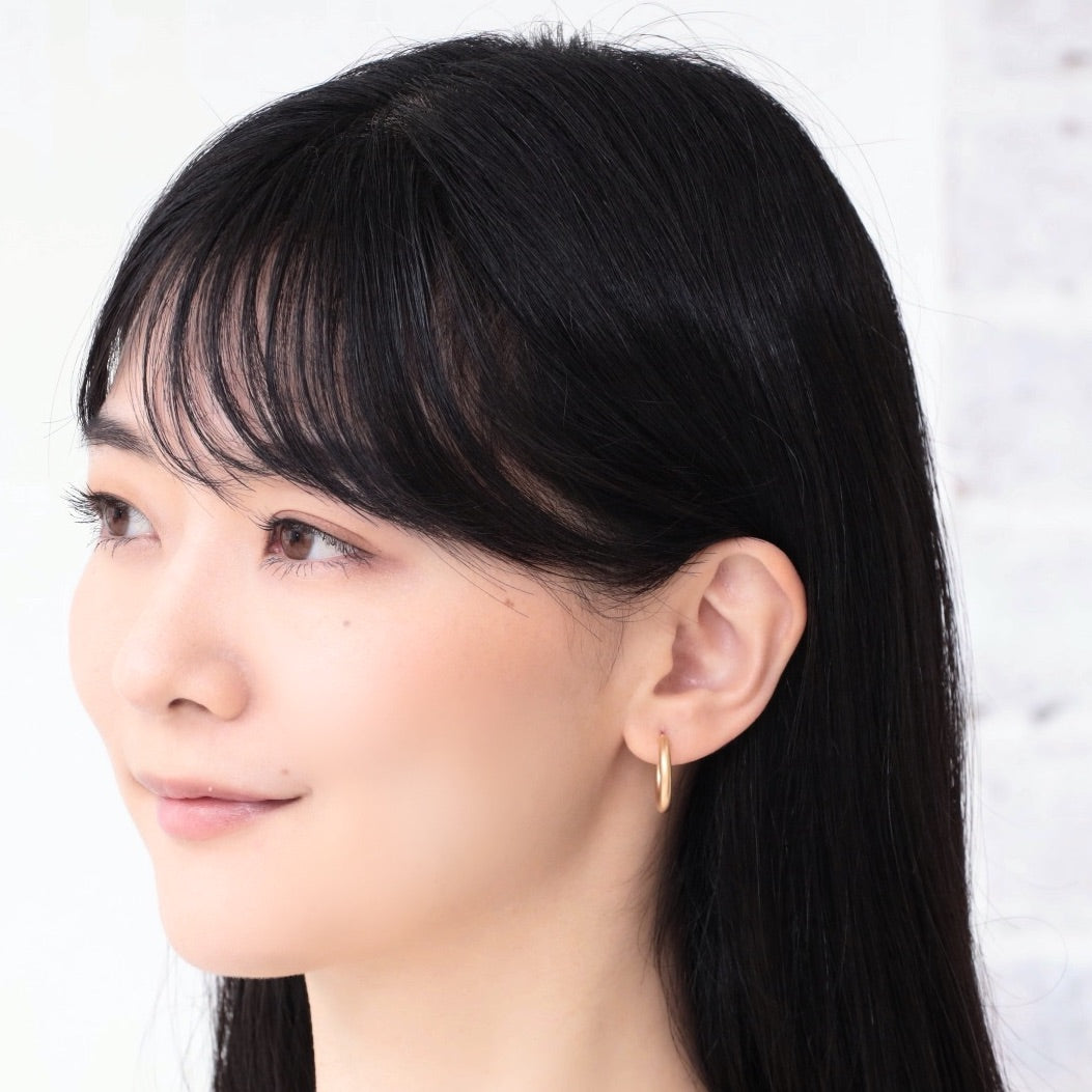山梨県甲府市製作 MITURE のピアス モデル着用|素材と造形美を追求した上質なジュエリー