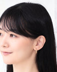 山梨県甲府市製作 MITURE のピアス モデル着用|素材と造形美を追求した上質なジュエリー