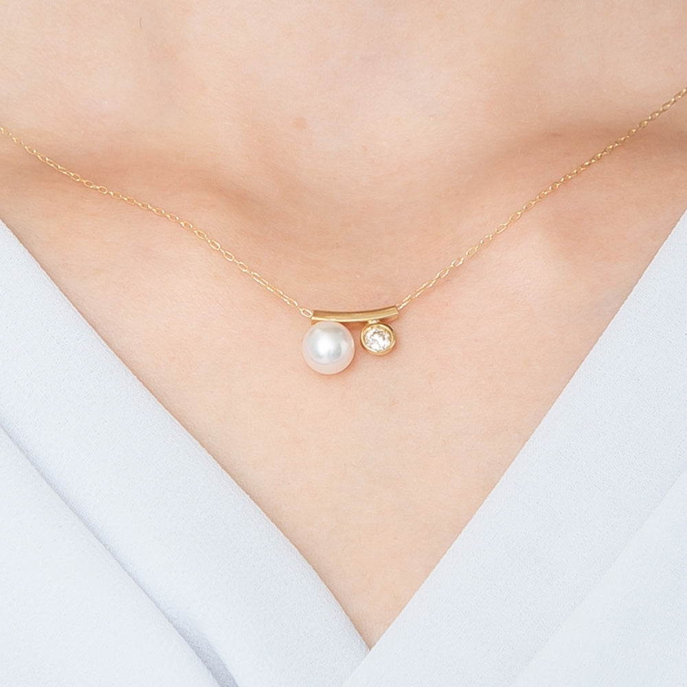 MITURE 天然ダイヤ&あこやパールネックレス 着用例|上品さと可憐さを兼ね備えた佇まい
