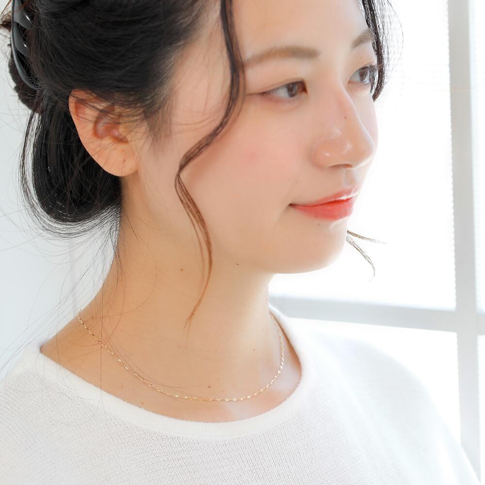 軽やかな着け心地と上品な輝きが、日常のコーディネートに自然と溶け込むMITUREのシンプルモダンネックレス。