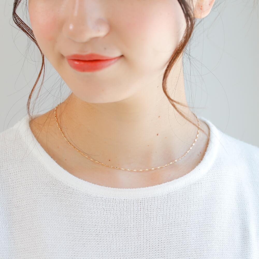 首元に自然な立体感を与え、大人の装いをさりげなく引き立てるMITURE（ミチュール）のK18ゴールドネックレス。