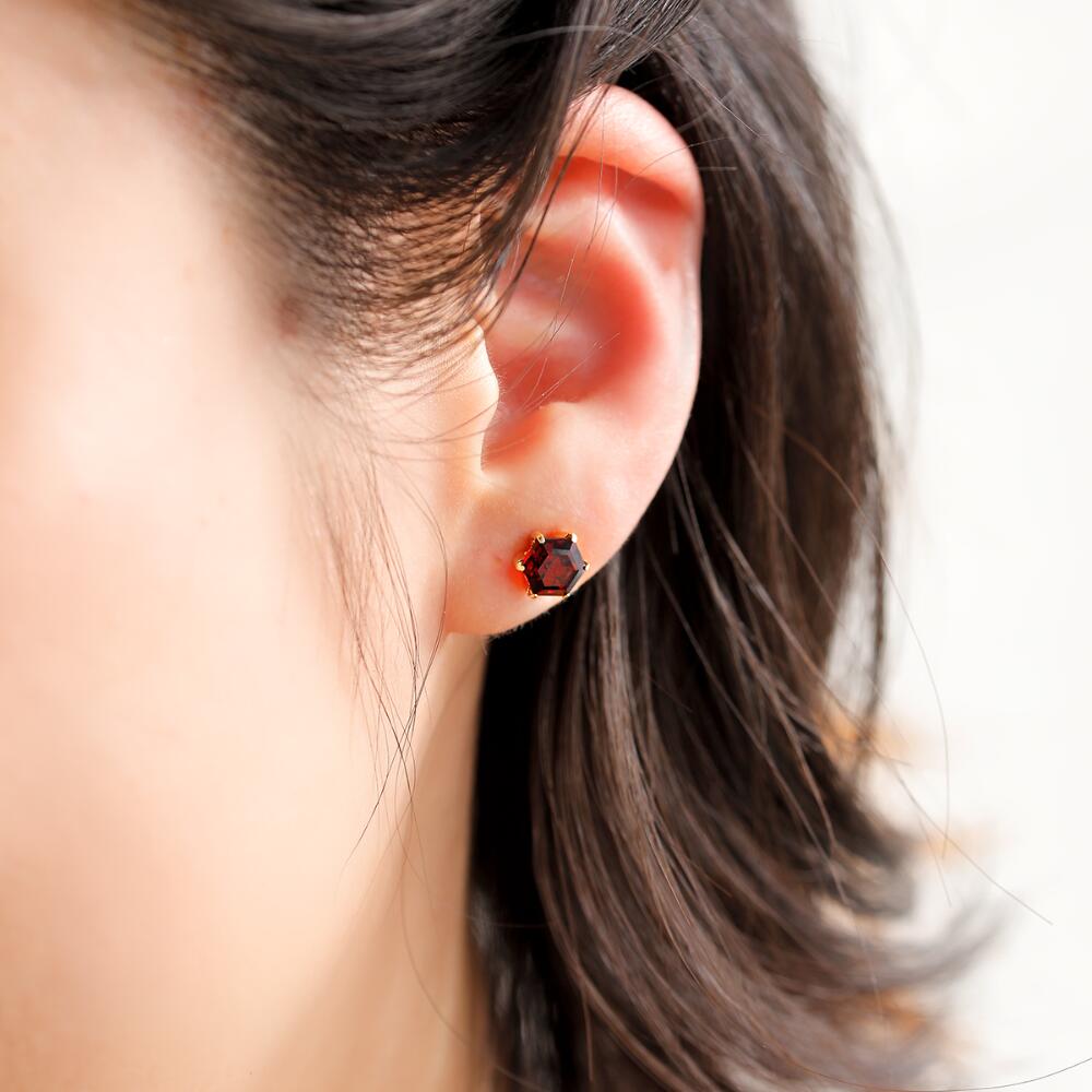 【値下げ】ガーネット　スクエア　ピアス　5mm K18YG チェスカット 値下げ】ガーネット スクエア ピアス 5mm K18YG チェスカット