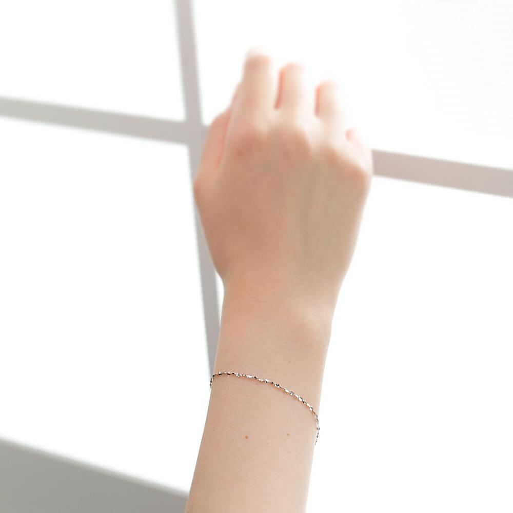 MITURE モデル着用 PT999アミブレスレット｜純プラチナの柔らかな輝きが手元を上品に彩る17cmブレスレット