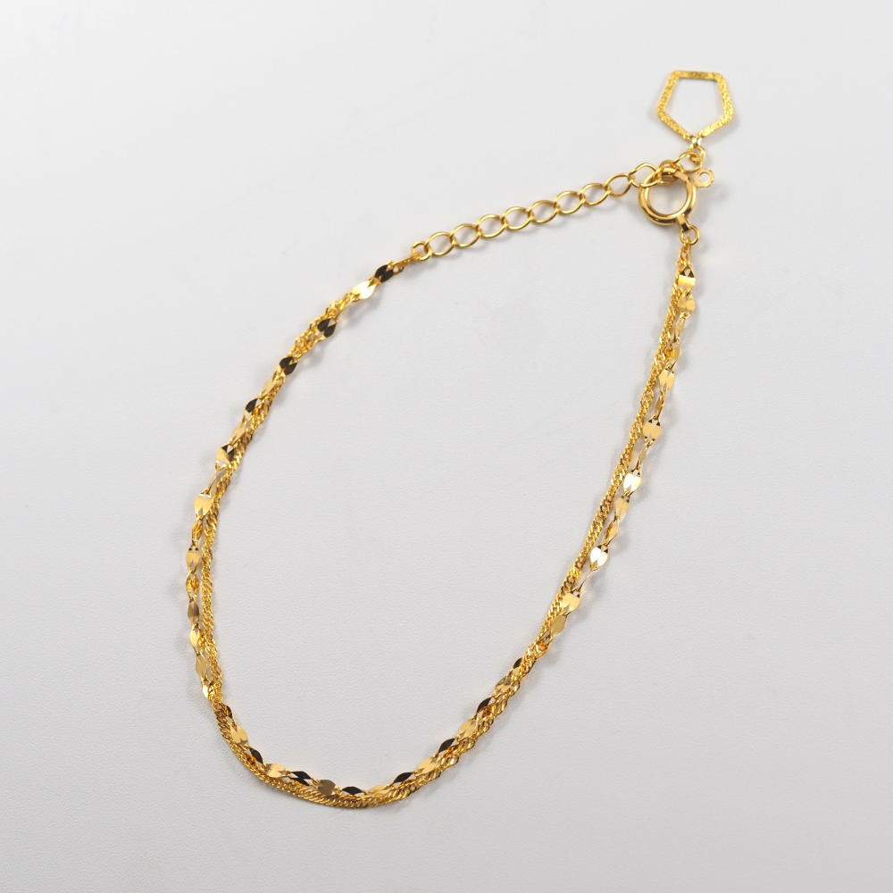 スクリュータイプとペタルチェーンを組み合わせた、純金ならではの美しい輝きを楽しめるMITURE（ミチュール）の2連ブレスレット。