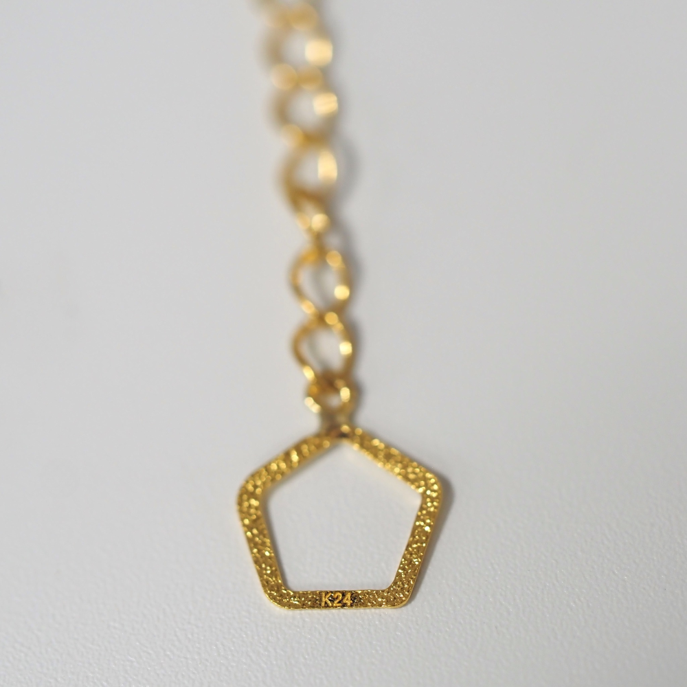 24金の澄んだゴールドカラーが手元を上品に彩る、MITUREの純金2連ブレスレット。3cmアジャスター付きで繊細な印象。