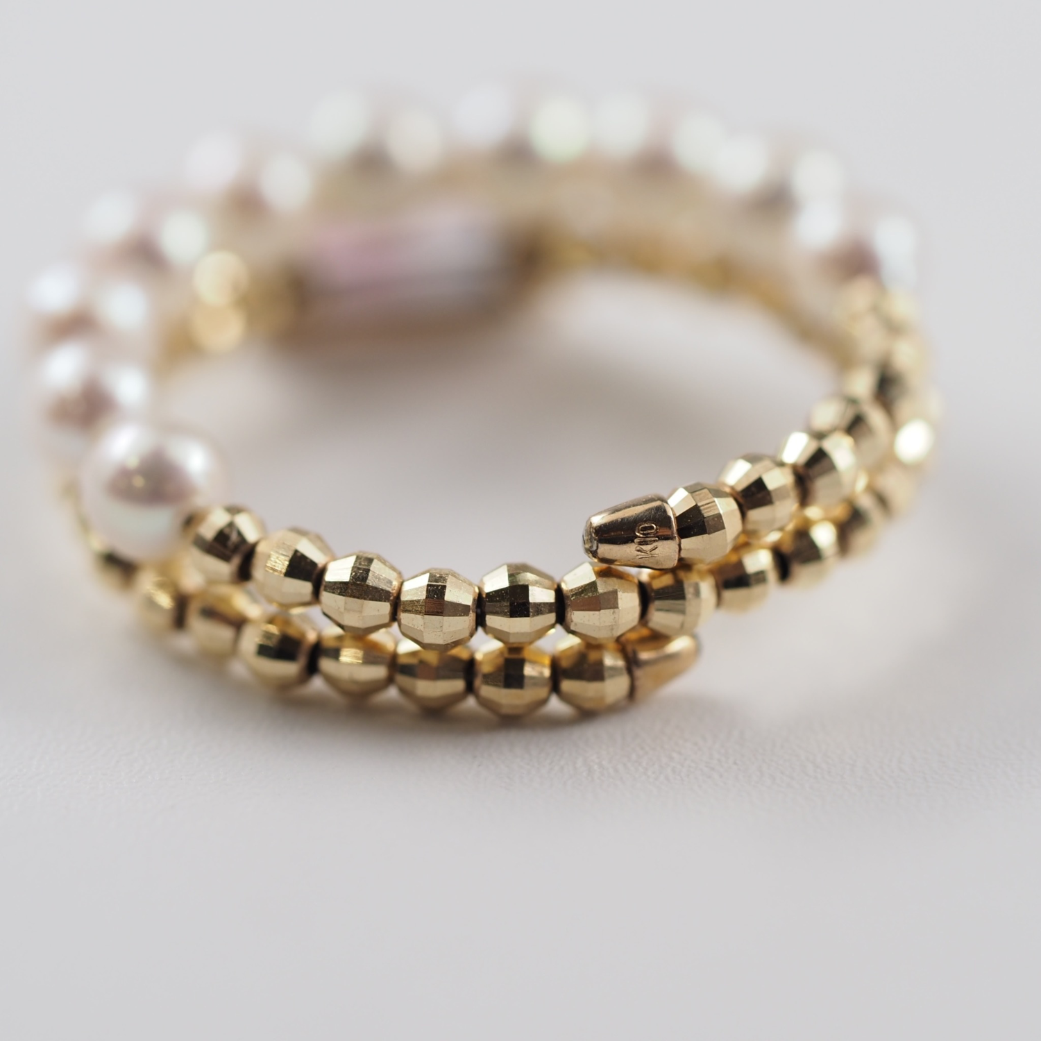 MITURE（ミチュール） フリーサイズ リングの裏側画像。グラデーションストーンと淡水パールの上品なコンビネーション。光を受けて輝くトルマリンが、角度によって異なる表情を見せるデザインリング。