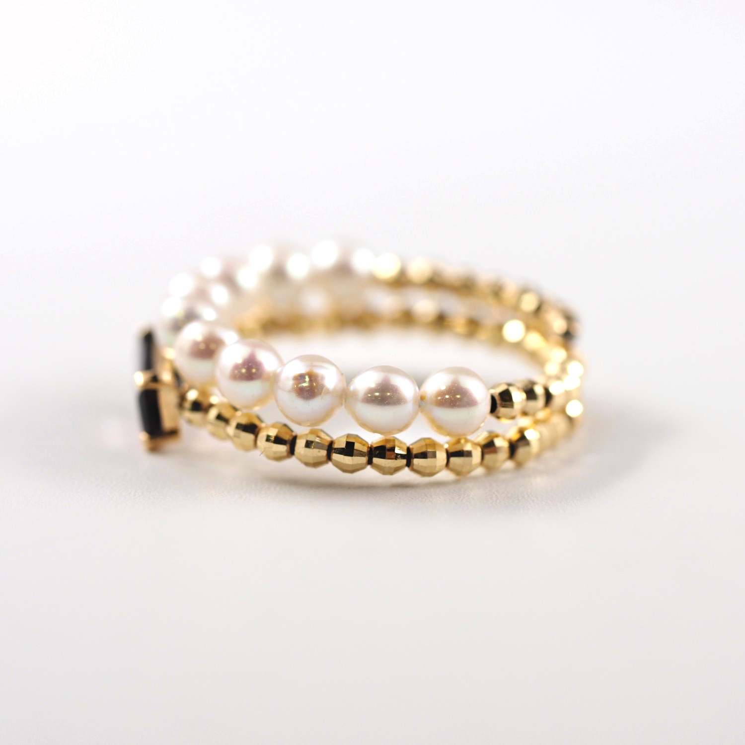 MITURE 2連リング 形状記憶フリーサイズで指にしなやかにフィットする上品なデザイン、異なる輝きを持つ天然石とパールが、手元に奥行きとニュアンスを添えます。