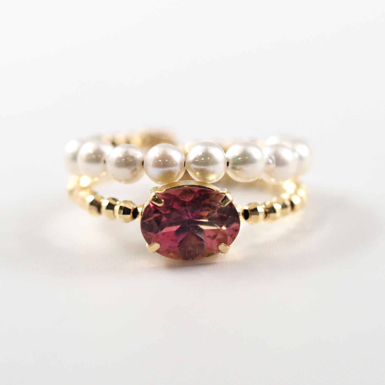 オーバルカットのピンクトルマリンが透明感のある輝きを放つ、MITURE（ミチュール）のフリーサイズ2連リング。山梨県甲府市で製作された上品なデザイン。