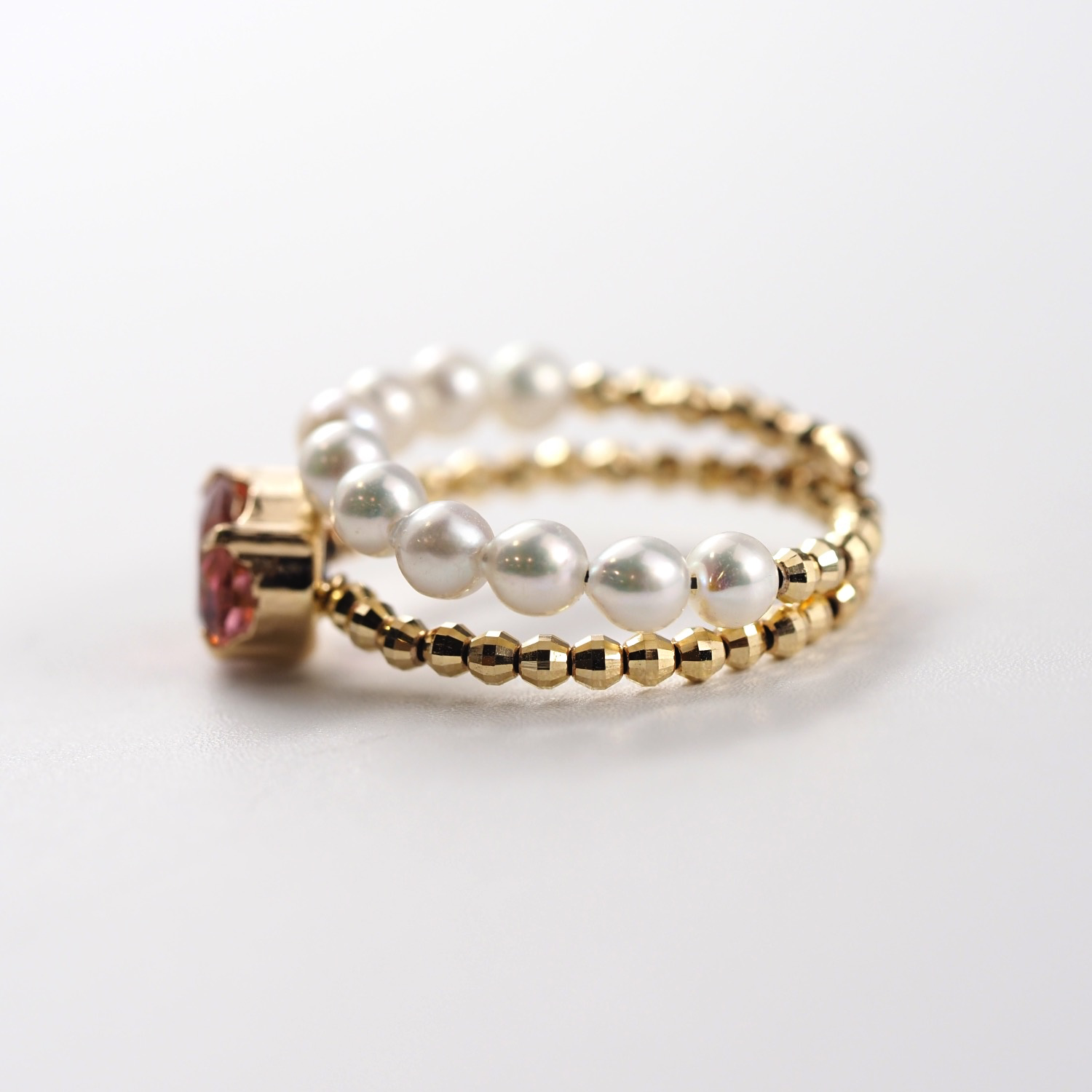 柔らかなピンクトルマリンと淡水パールが調和し、肌になじむナチュラルな印象を与えるMITUREの2連リング。山梨県甲府市のジュエリーブランド。