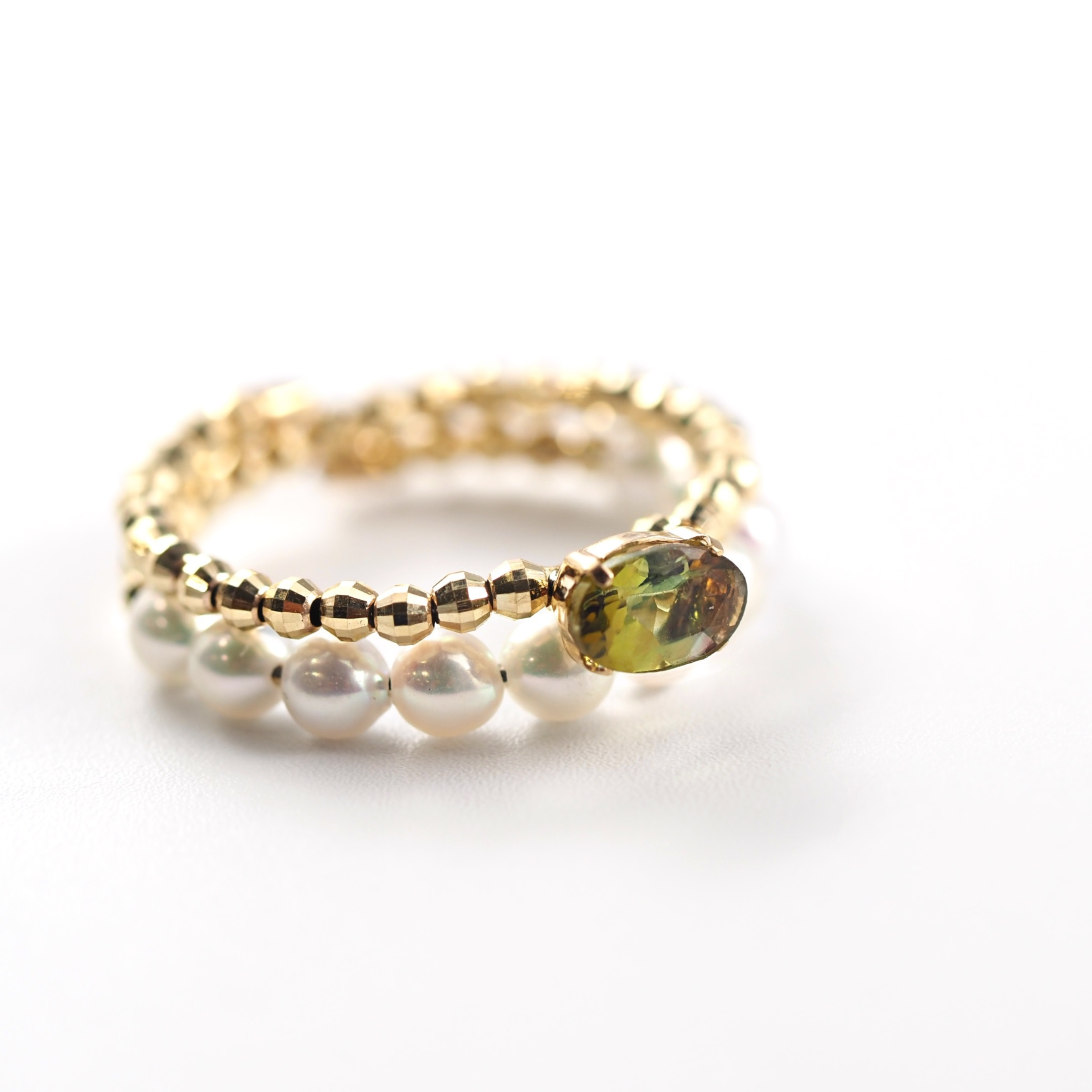 深みのあるグリーンと淡いグラデーションが重なり、自然の奥行きを感じさせるMITUREのグリーントルマリンリング。