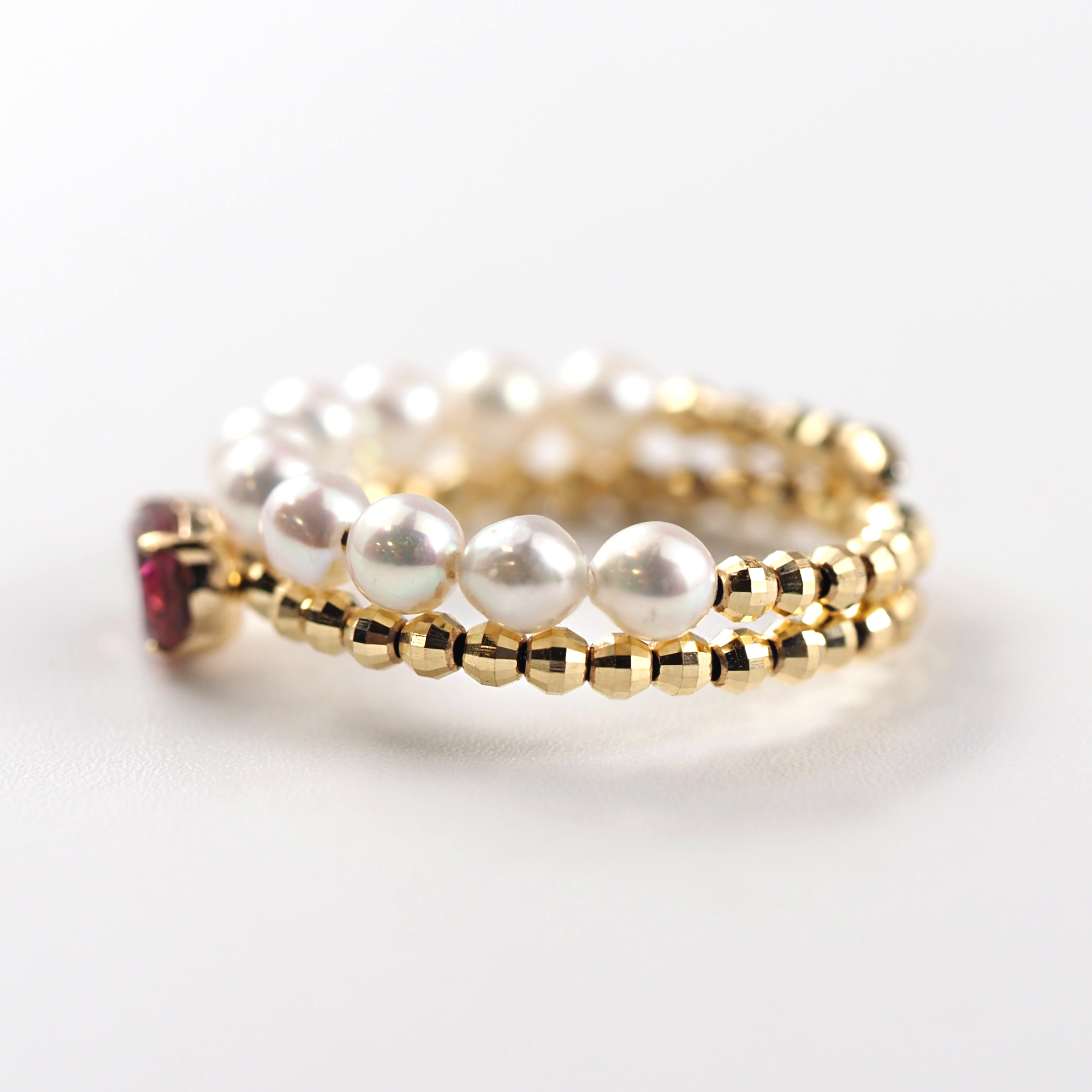 深みのあるピンクの輝きが肌に溶け込み、角度によって優しく色を変える甲府のジュエリーブランドMITUREのピンクトルマリンリング。