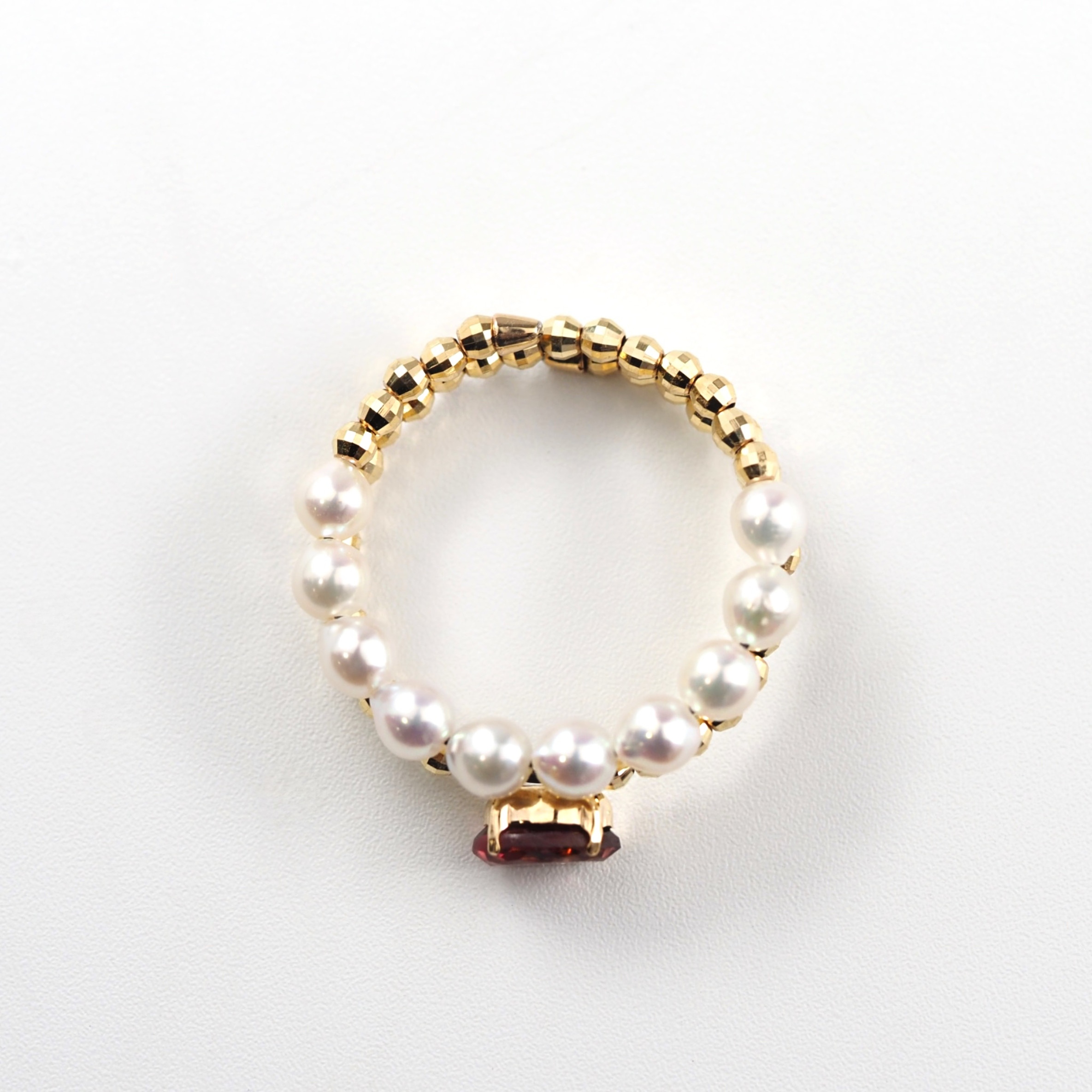 さりげない品を感じさせ、日常にも特別なシーンにも寄り添うジュエリー。山梨県甲府市で製作。