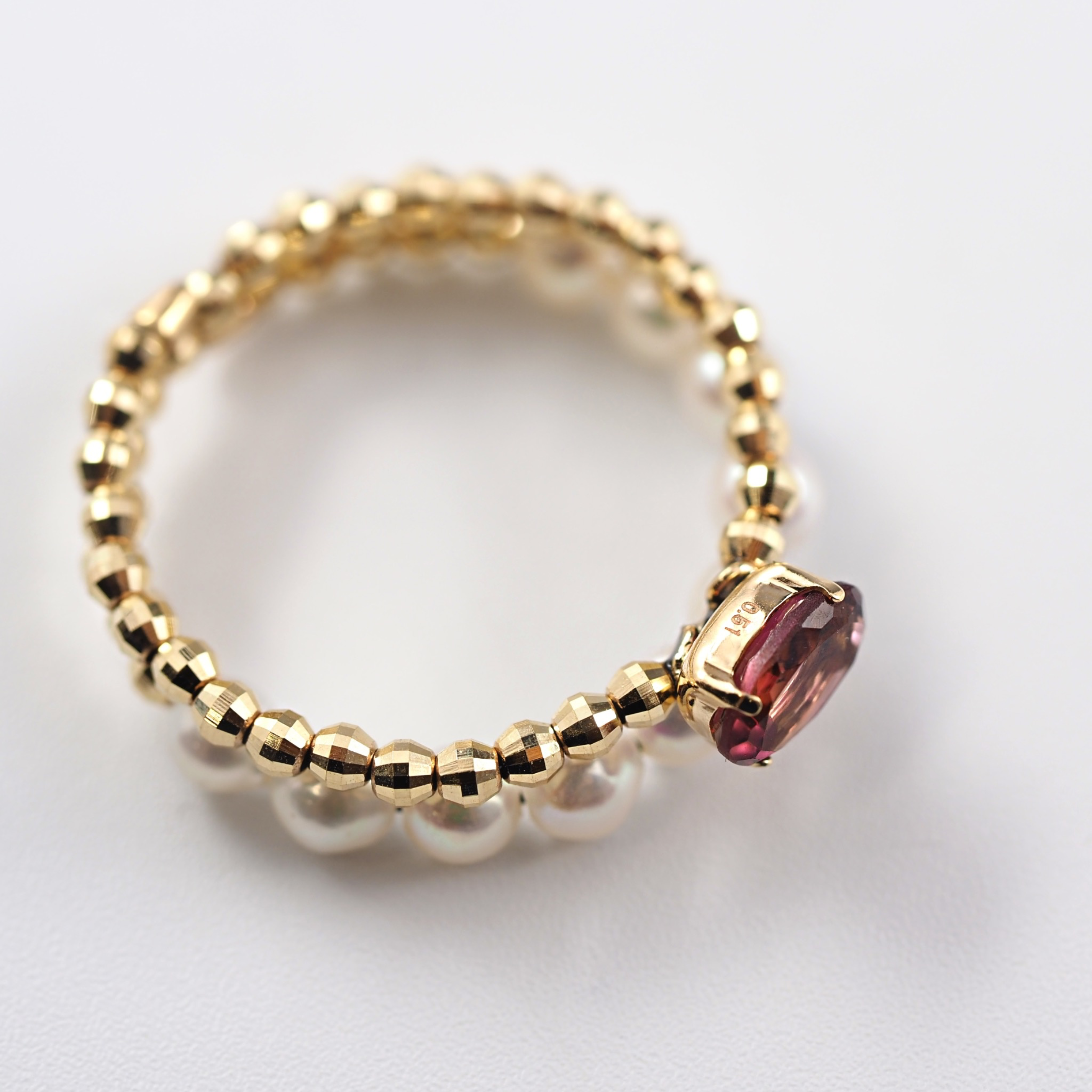 角度によって繊細に色味を変えるピンクトルマリンが魅力のMITUREリング。山梨県甲府市の職人による丁寧な仕上げ。