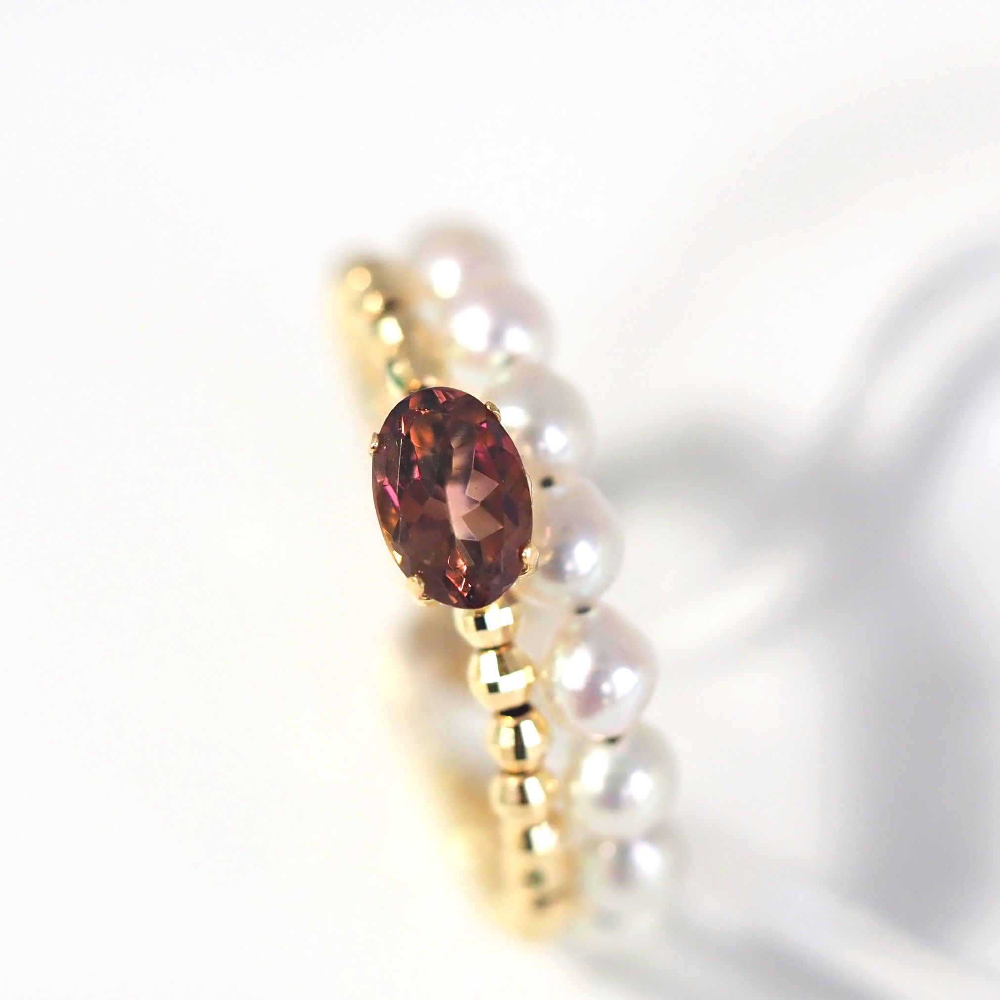 上質なピンクの輝きがスタイルを華やかに引き立てる山梨県甲府市のジュエリーブランドMITUREの2連デザインリング。自然な光沢が美しい。