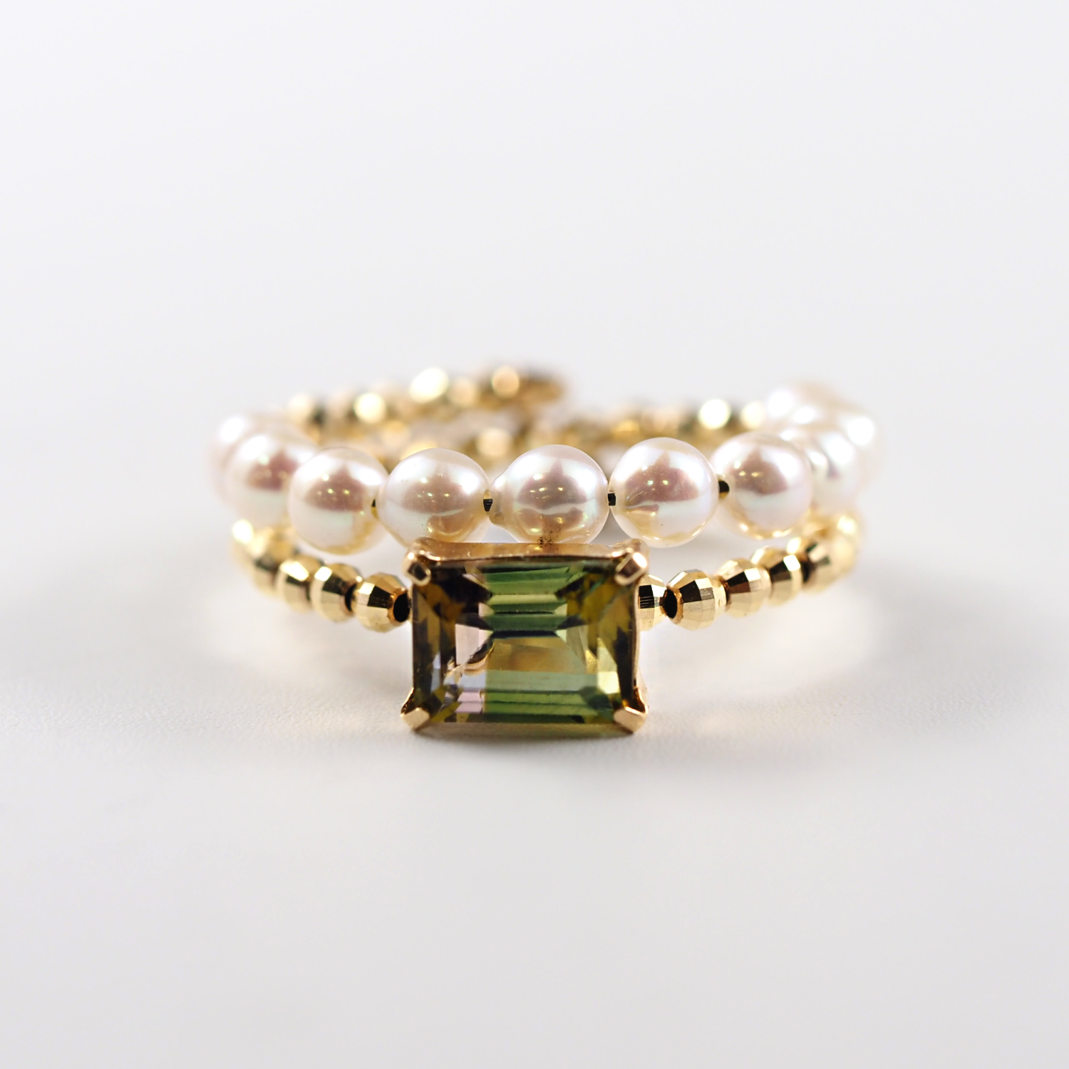 角のグリーントルマリンが澄んだ輝きを放つMITURE（ミチュール）の2連リング。透明感のある光が指先をみずみずしく彩います。