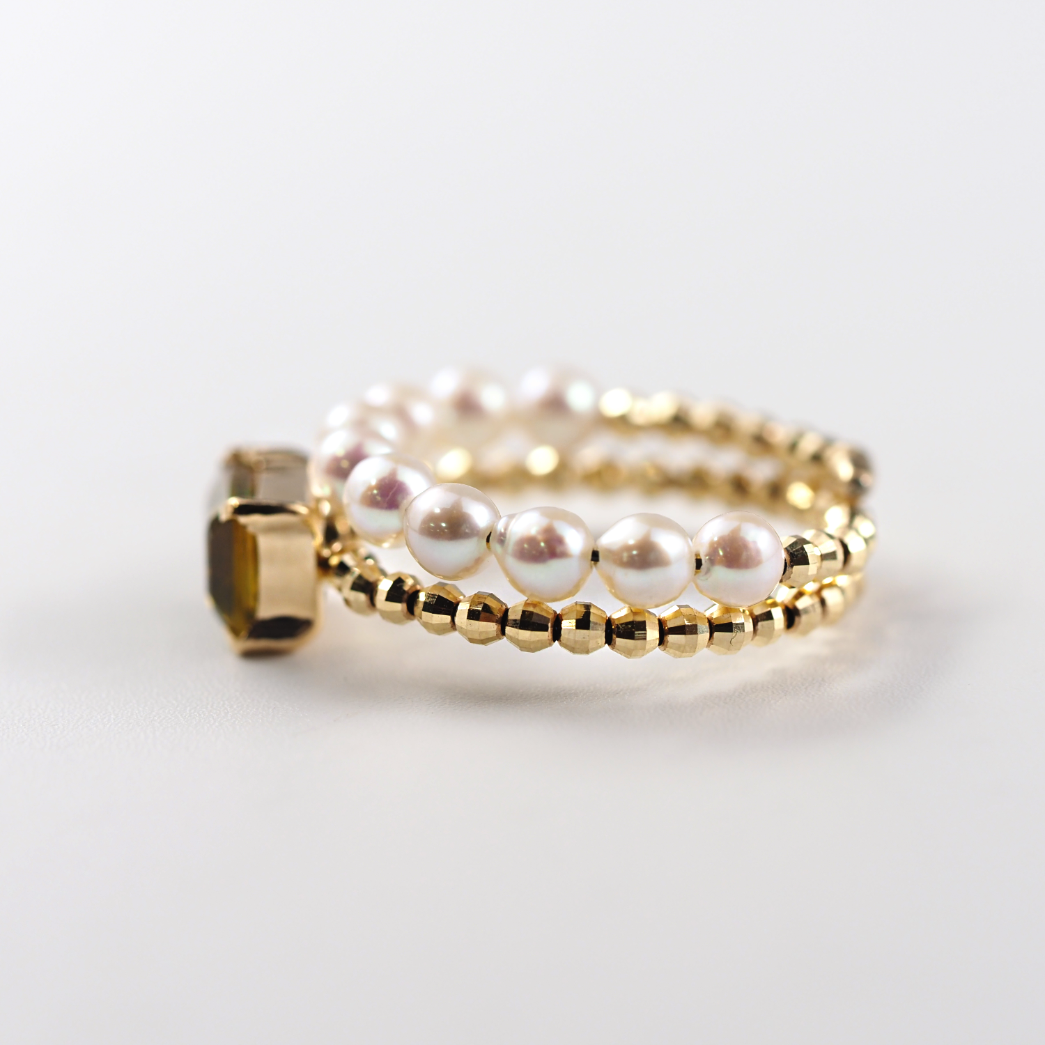 深みのあるグリーンの中に淡く透ける透明カラーが重なり、爽やかな印象を与えるMITUREのグリーントルマリンリング。