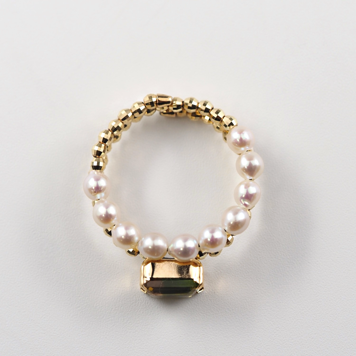 形状記憶仕様で#7〜15まで対応し、どの指にも自然にフィットするMITUREのモダンな2連デザインリング。