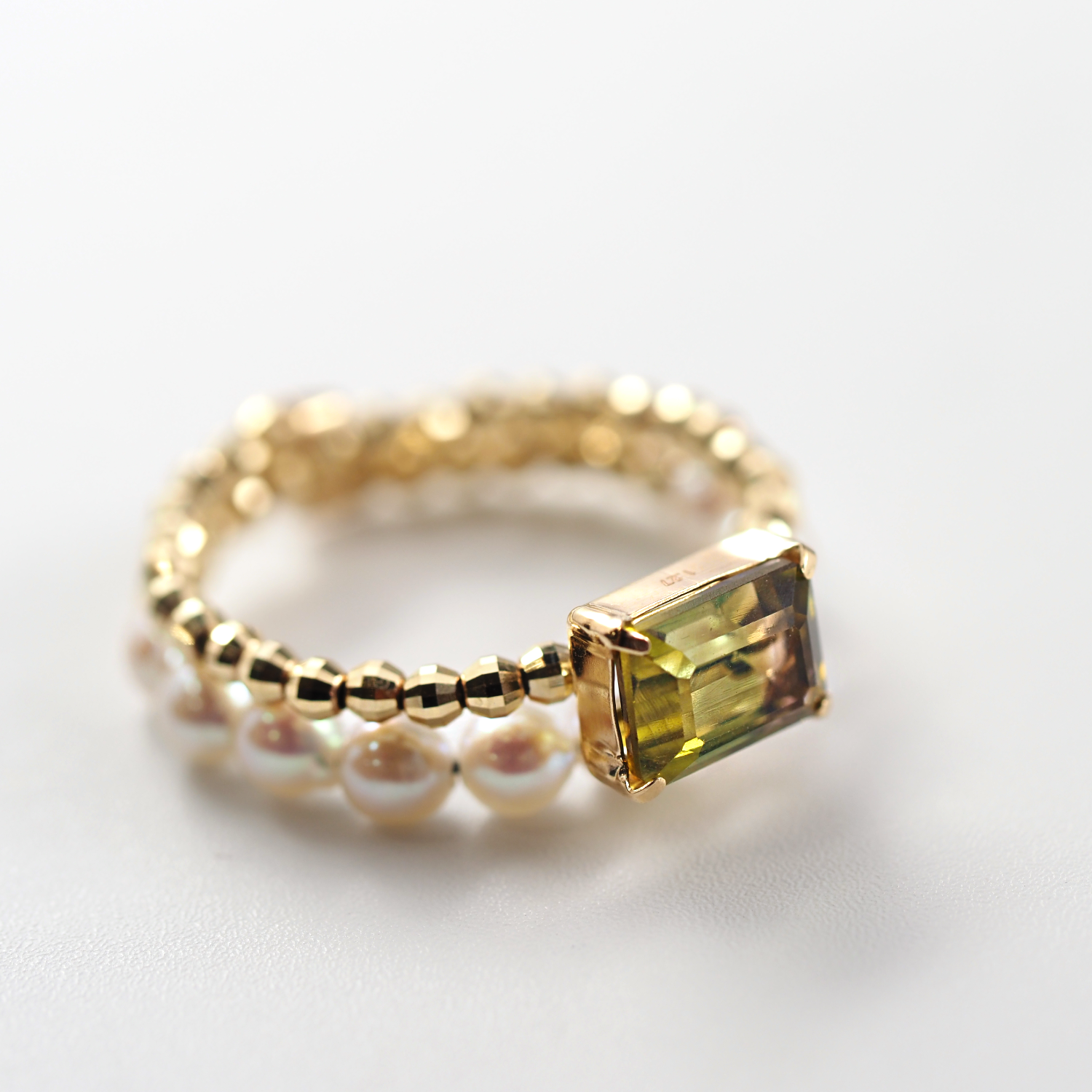 淡水パールと組み合わせたナチュラルで上質なデザインが、洗練されたバランスを引き立てるMITUREの2連リング。